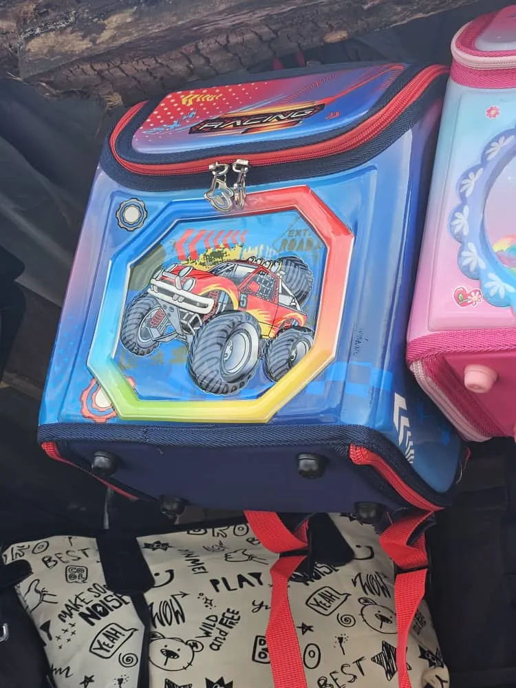 Square_shaped school bag