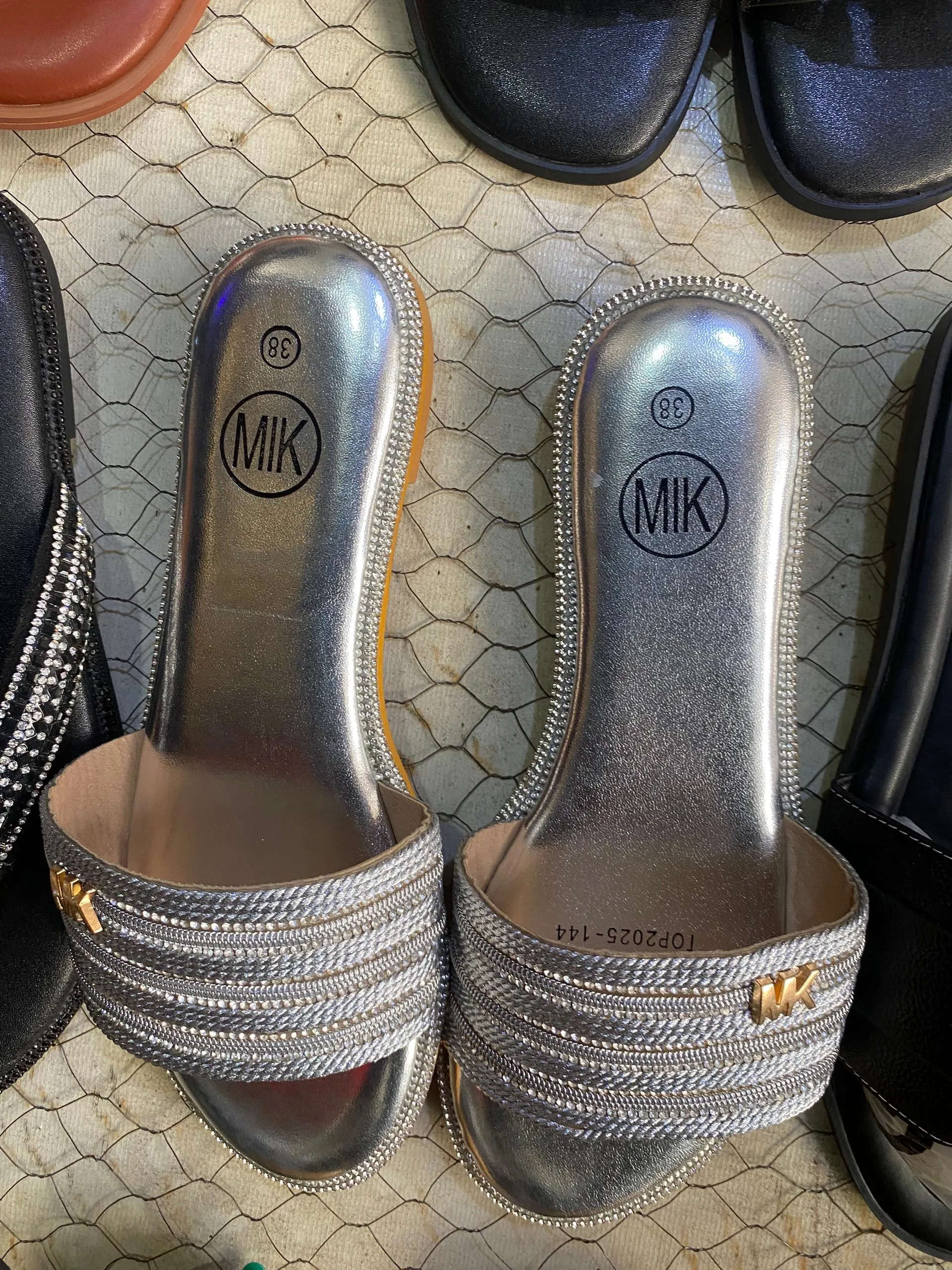 FLAT SILVER SLIPPERS