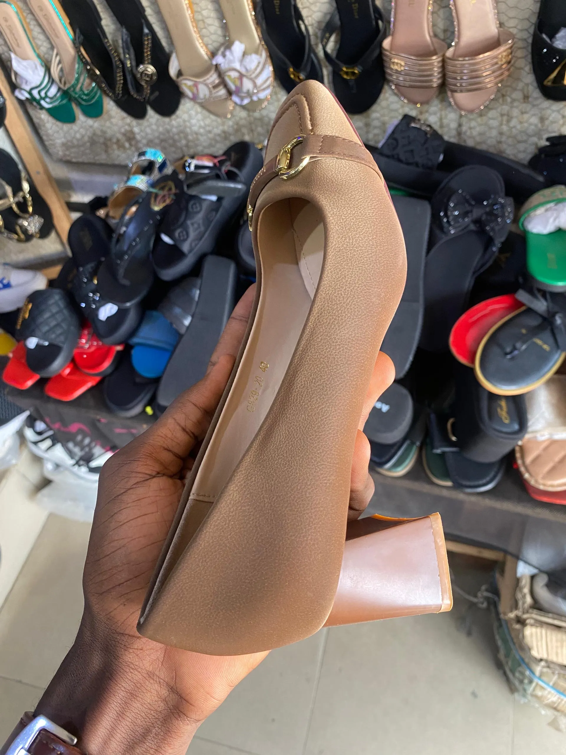 BROWN LOW HEEL COVER SHOE